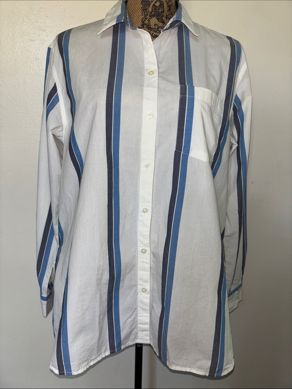 GAP Sz M Classic 100% Cotton Blue & White Striped Ladies Button-Up Shirt